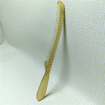 18 cm hosszú hajkefe kos-szarv fogantyúval, körülbelül 2 cm széles, vékony és sűrű fogak, antistatikus és hajat kímélő, keskeny, vékony kivitel