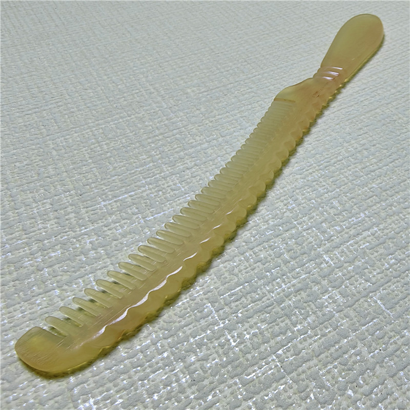 18 cm hosszú hajkefe kos-szarv fogantyúval, körülbelül 2 cm széles, vékony és sűrű fogak, antistatikus és hajat kímélő, keskeny, vékony kivitel