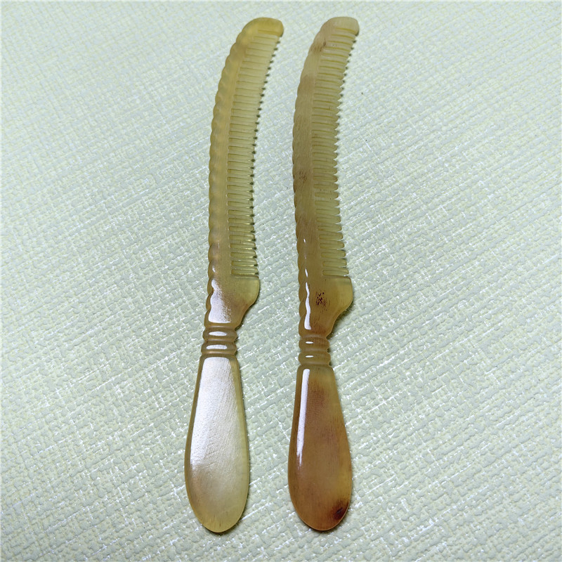 18 cm hosszú hajkefe kos-szarv fogantyúval, körülbelül 2 cm széles, vékony és sűrű fogak, antistatikus és hajat kímélő, keskeny, vékony kivitel