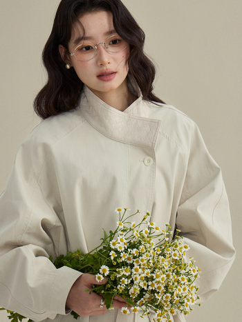Lisaboni tavasz: brit stílusú patchwork mintázatú trench kabát bőr gallérral, közepes hosszúságú, kód N0076D