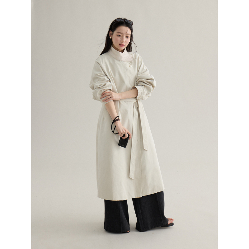 Lisaboni tavasz: brit stílusú patchwork mintázatú trench kabát bőr gallérral, közepes hosszúságú, kód N0076D
