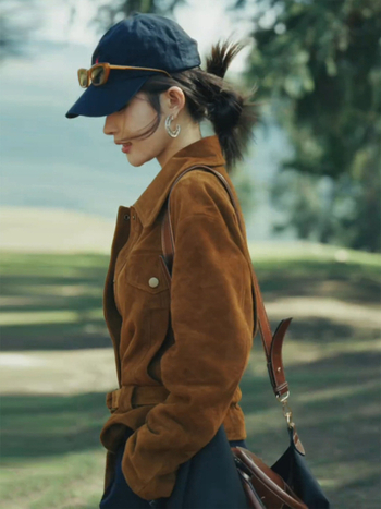 Ženska smeđa nubuk jakna kratkog kroja sa reverom, retro stil, jesensko-zimska 2025