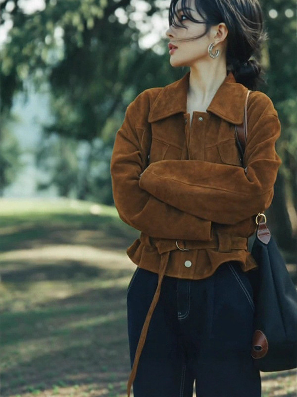 Ženska smeđa nubuk jakna kratkog kroja sa reverom, retro stil, jesensko-zimska 2025