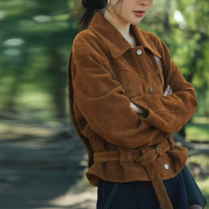 Ženska smeđa nubuk jakna kratkog kroja sa reverom, retro stil, jesensko-zimska 2025