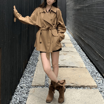 Korejski stil 2026 – kratki ženski trench coat, luksuzan dojam, rever, dvostruko kopčanje, jesenska opuštena silueta