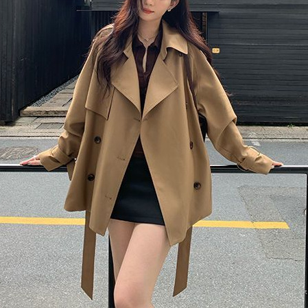 Korejski stil 2026 – kratki ženski trench coat, luksuzan dojam, rever, dvostruko kopčanje, jesenska opuštena silueta