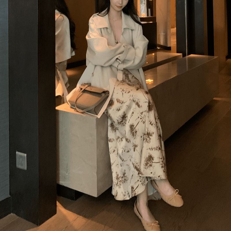Korejski stil 2026 – kratki ženski trench coat, luksuzan dojam, rever, dvostruko kopčanje, jesenska opuštena silueta