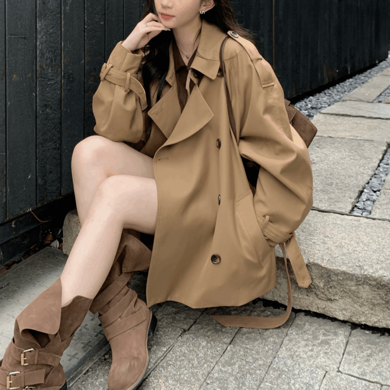 Korejski stil 2026 – kratki ženski trench coat, luksuzan dojam, rever, dvostruko kopčanje, jesenska opuštena silueta