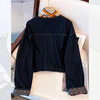 Ženska tamnoplava džins jakna inspirirana Chanelom, kratka, duge rukave, okrugli izrez, 70–80% pamuka, elegantan gradski stil, jesen 2025