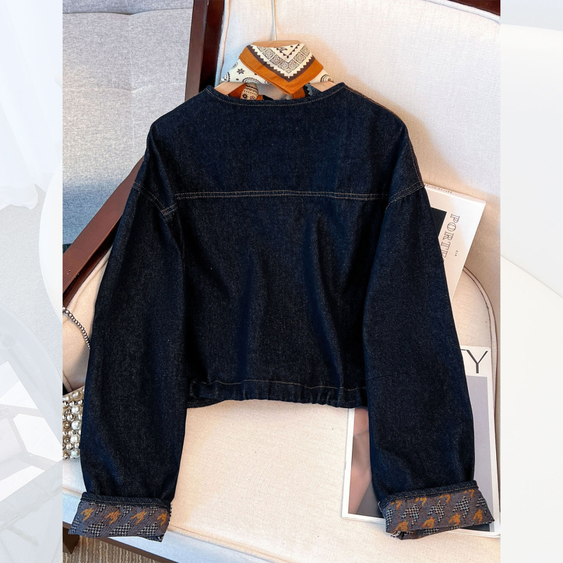 Ženska tamnoplava džins jakna inspirirana Chanelom, kratka, duge rukave, okrugli izrez, 70–80% pamuka, elegantan gradski stil, jesen 2025