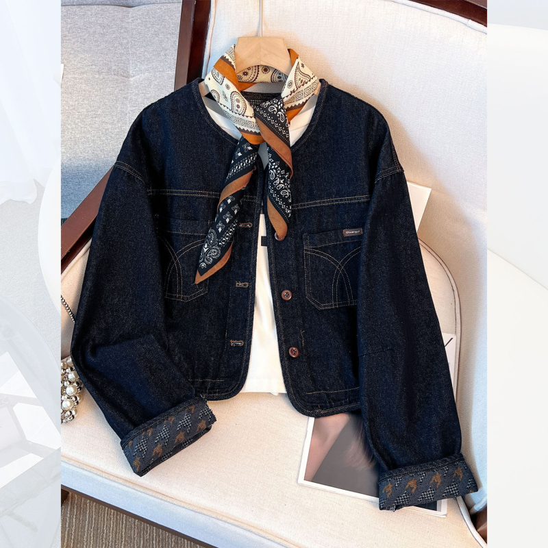 Ženska tamnoplava džins jakna inspirirana Chanelom, kratka, duge rukave, okrugli izrez, 70–80% pamuka, elegantan gradski stil, jesen 2025
