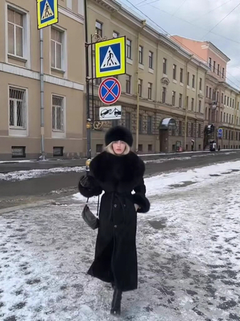 Női hosszú gyapjúkabát műszőrme gallérral, karcsú derekú, lapos gallér, dupla gombos zárás, hosszú ujjú, elegáns téli kabát