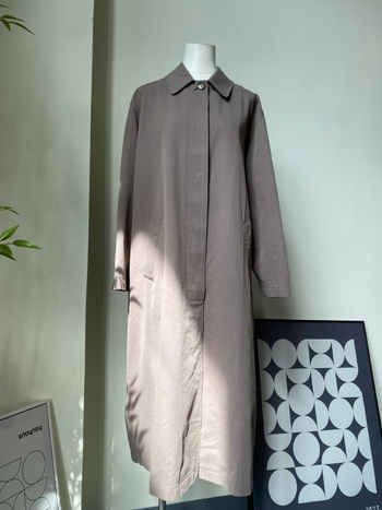 Hosszú pamut trench kabát Old Money stílusban, minimalist dizájn, őszi, lazán szabott, közepes hosszúságú