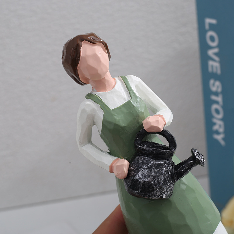 Peaceful skulptura od smole: žena zalijeva cvijeće, ukras za dom i bonsai na stolu.