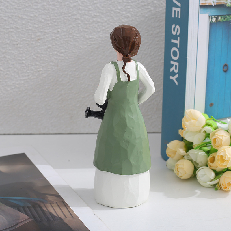 Peaceful skulptura od smole: žena zalijeva cvijeće, ukras za dom i bonsai na stolu.