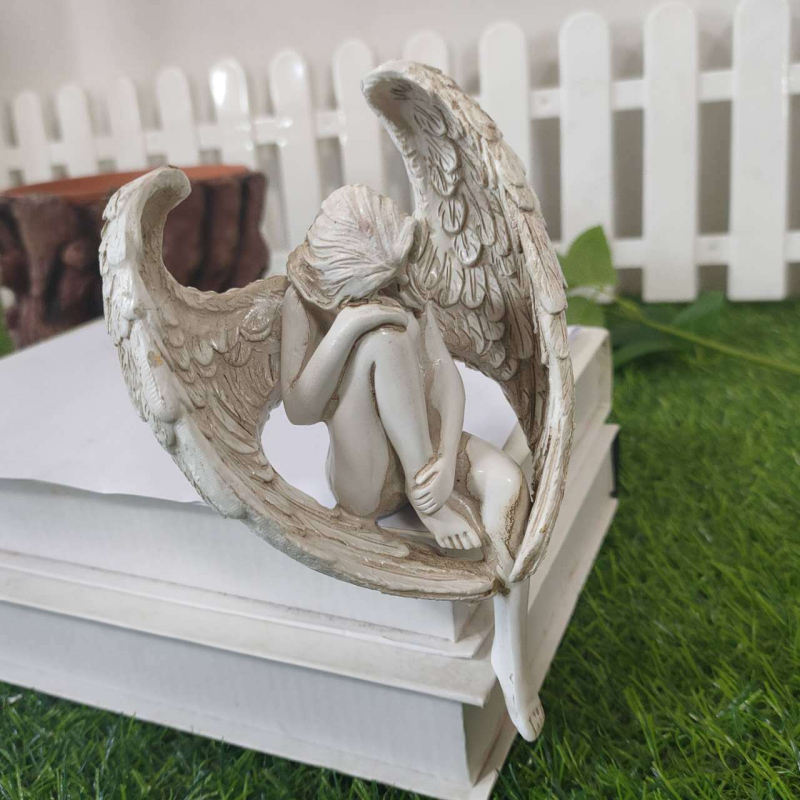 Kreativna smolna figura anđela, koja sjedi s prekrštenim nogama, dekor za balkon, stol ili vrt