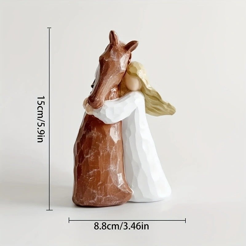 Smolna figurica: čovjek grli konja – slatka umjetni dekor za dom i dvorište