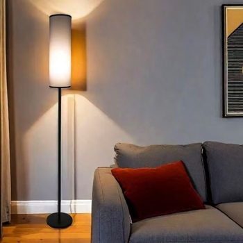 Vintage podna lampa s lanenim abažurom, skandinavski stil, retro dekorativna lampa u američkom stilu