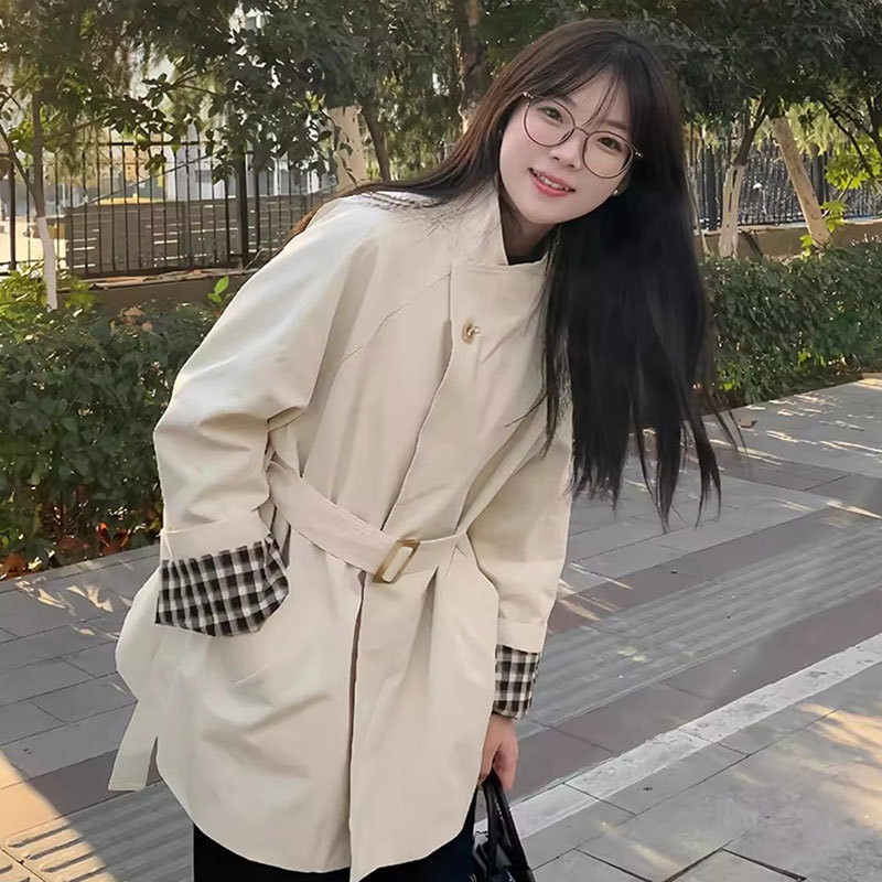 Női cape-stílusú trench kabát egy gombbal, karcsú szabás, vintage kockás patchwork, középhosszú