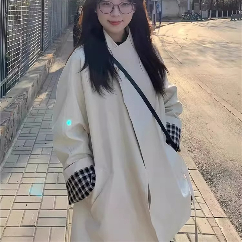 Női cape-stílusú trench kabát egy gombbal, karcsú szabás, vintage kockás patchwork, középhosszú