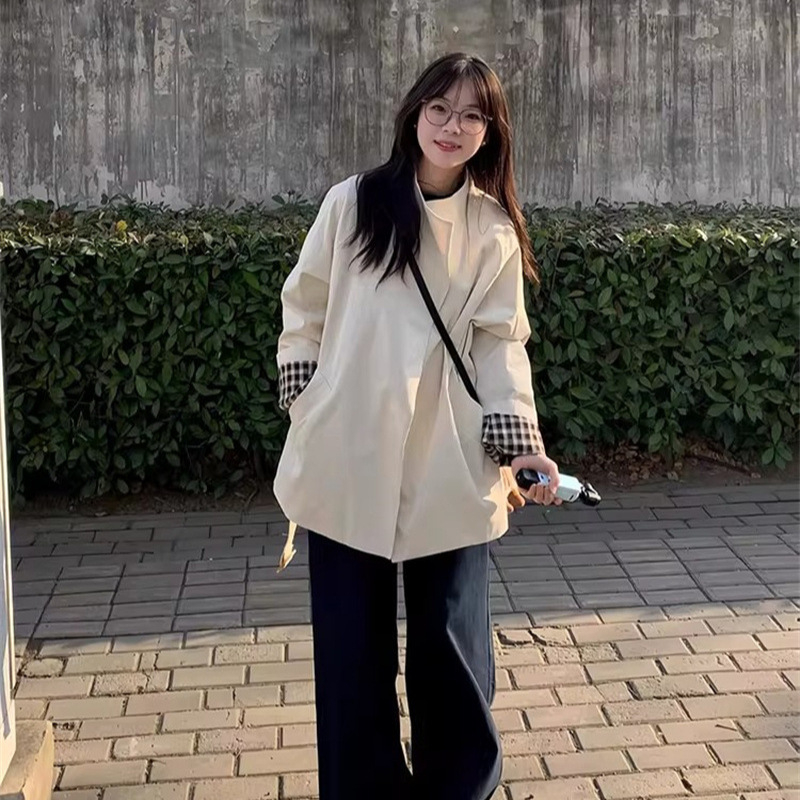 Női cape-stílusú trench kabát egy gombbal, karcsú szabás, vintage kockás patchwork, középhosszú