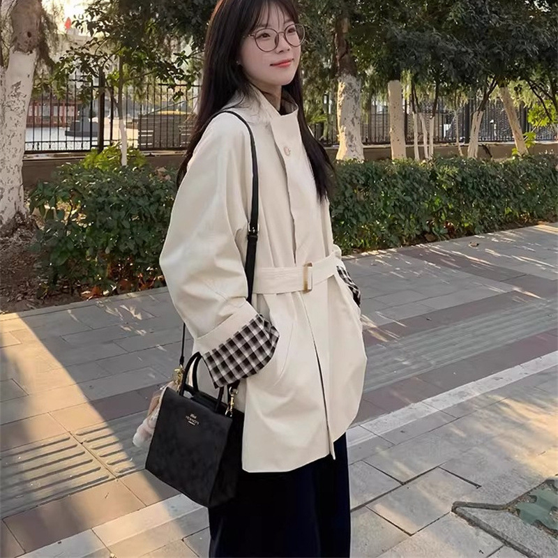Női cape-stílusú trench kabát egy gombbal, karcsú szabás, vintage kockás patchwork, középhosszú