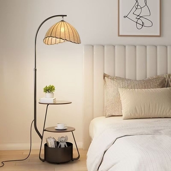 Podna lampa u vintage francuskom stilu s integriranim stolom za kavu i prostorom za pohranu