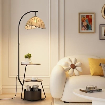Podna lampa u vintage francuskom stilu s integriranim stolom za kavu i prostorom za pohranu