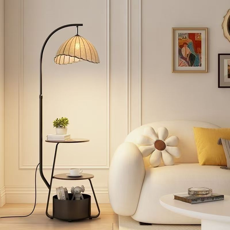 Podna lampa u vintage francuskom stilu s integriranim stolom za kavu i prostorom za pohranu