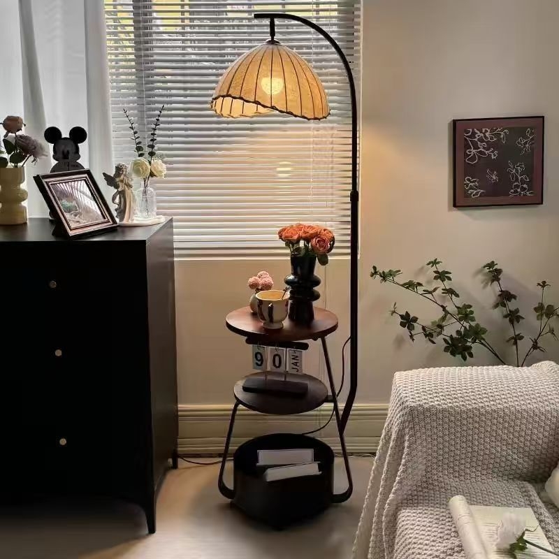 Podna lampa u vintage francuskom stilu s integriranim stolom za kavu i prostorom za pohranu