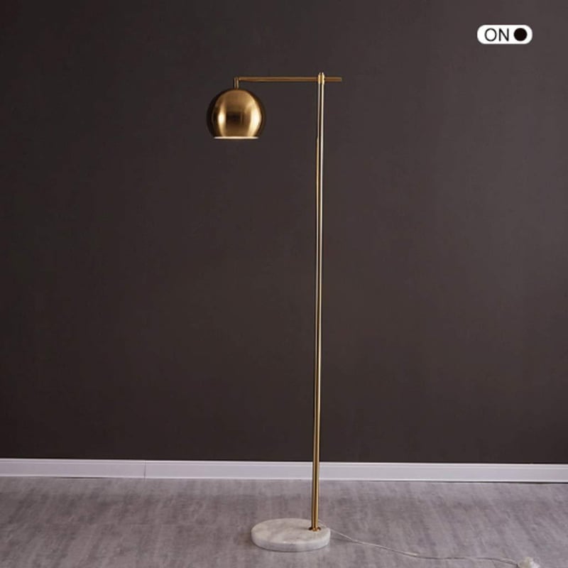 Podna lampa u retro-modernom stilu sa zlatnim mramorom i sfernom oblikom, pogodna za dnevni boravak i spavaću sobu