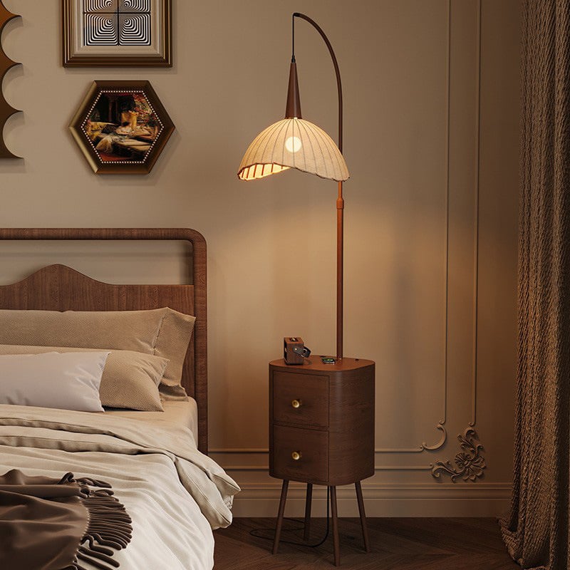 Vintage podna lampa s drvenim spremnikom za pohranu i bežičnim punjenjem — lampa za noćni ormarić u spavaćoj sobi