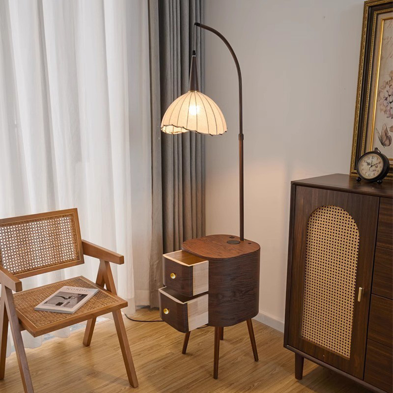 Vintage podna lampa s drvenim spremnikom za pohranu i bežičnim punjenjem — lampa za noćni ormarić u spavaćoj sobi