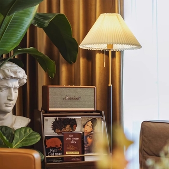 Podna lampa za dnevni boravak uz kauč, ambijentalno svjetlo s dizajnerskim štihom, plisirani sjenilo, američki stil, luksuzna retro lampica za spavaću sobu