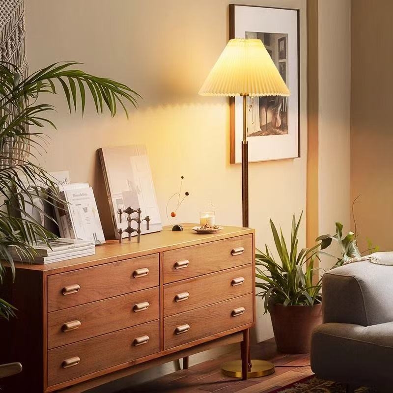 Podna lampa za dnevni boravak uz kauč, ambijentalno svjetlo s dizajnerskim štihom, plisirani sjenilo, američki stil, luksuzna retro lampica za spavaću sobu