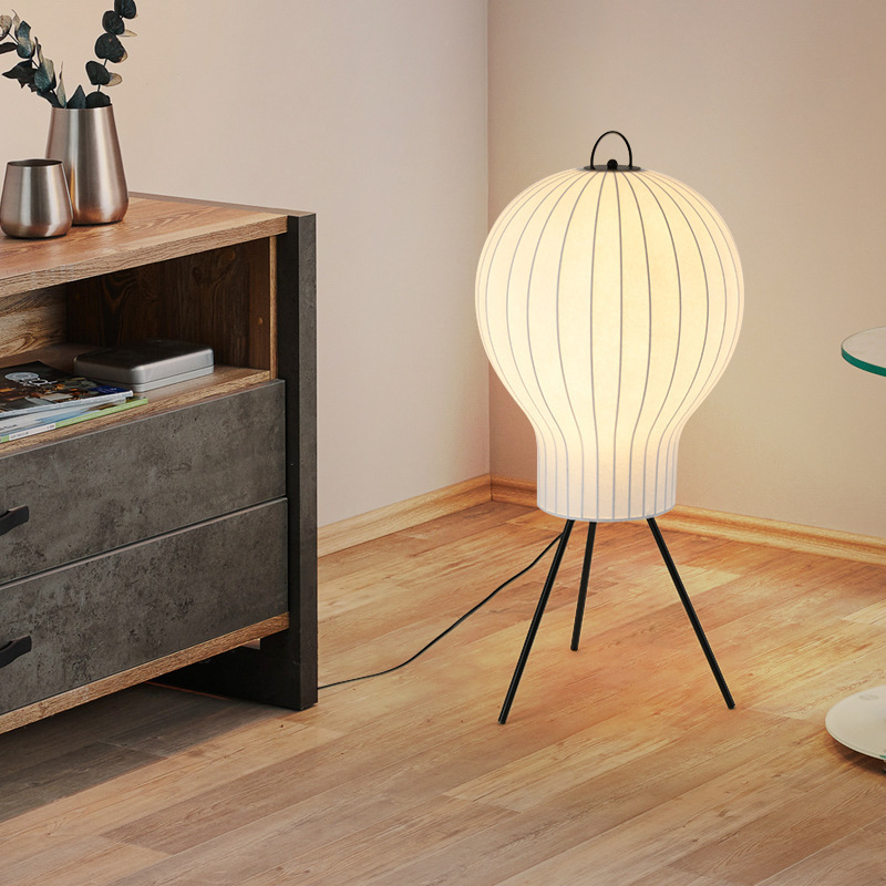 Podna lampa u vintage stilu za dnevni boravak i spavaću sobu, dizajnerska lampa s dojmom influencera, wabi-sabi stil s imitacijom svile