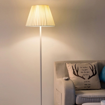 Nordskog stila podna lampa s tekstilnim sjenilom, za dnevni boravak i spavaću sobu, uz noćni ormarić