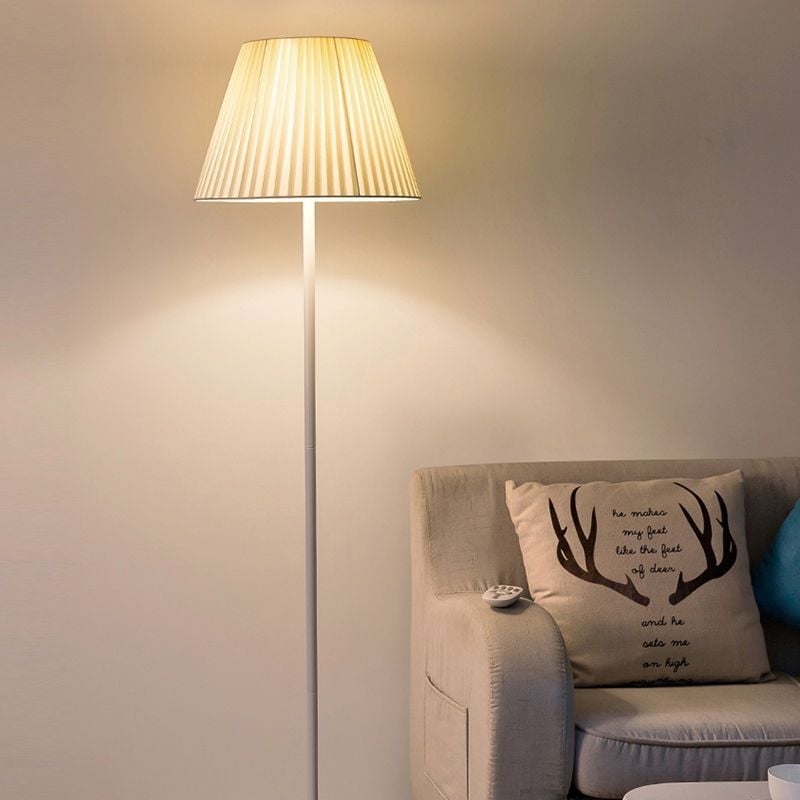 Nordskog stila podna lampa s tekstilnim sjenilom, za dnevni boravak i spavaću sobu, uz noćni ormarić