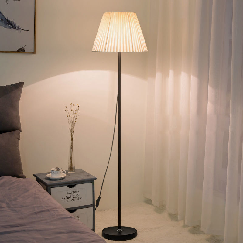 Nordskog stila podna lampa s tekstilnim sjenilom, za dnevni boravak i spavaću sobu, uz noćni ormarić