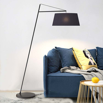 Nordijska minimalistička podna lampa s platnenim sjenilom – moderno osvjetljenje dnevnog boravka