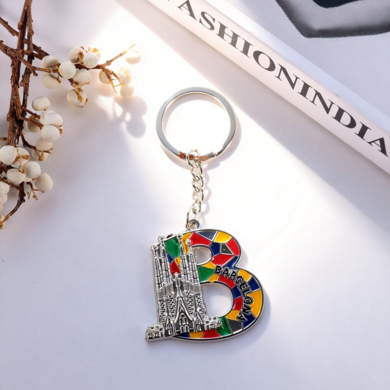 Kljucni privjesak od cinkovog legura sa šarenim slovima i motivom Sagrada Família – kreativan dar