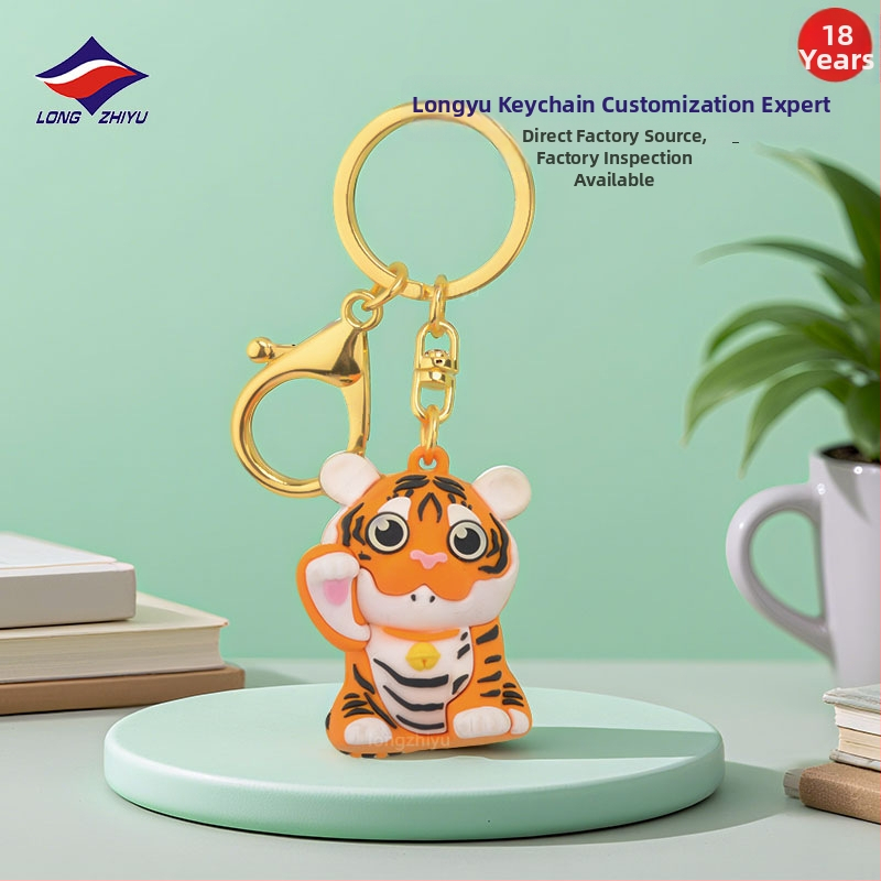 Longzhiyu 18-godišnja prilagođena PVC mekana guma 3D figurica privjesak za ključeve, silikonski dodatak