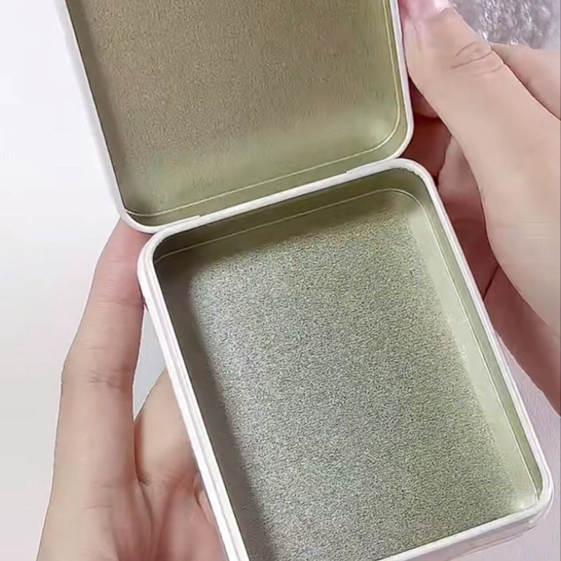 Kovinska kutija za kartice s preklopnim poklopcem, slatki crtani stolni organizator, kompaktne dimenzije 9,3 × 7,5 × 2,5 cm, kapacitet 100 ml