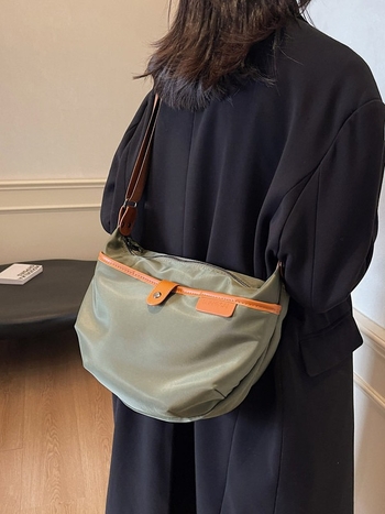 Vodootporna najlon crossbody torba s jednim remenom, svakodnevni gradski stil, veliki kapacitet, kontrastne boje.
