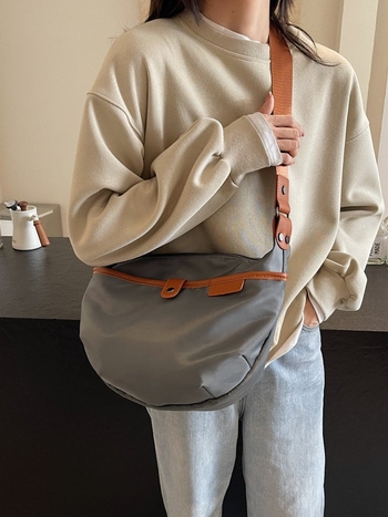 Vodootporna najlon crossbody torba s jednim remenom, svakodnevni gradski stil, veliki kapacitet, kontrastne boje.