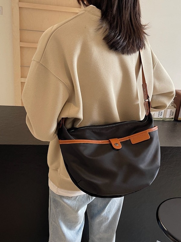 Vodootporna najlon crossbody torba s jednim remenom, svakodnevni gradski stil, veliki kapacitet, kontrastne boje.