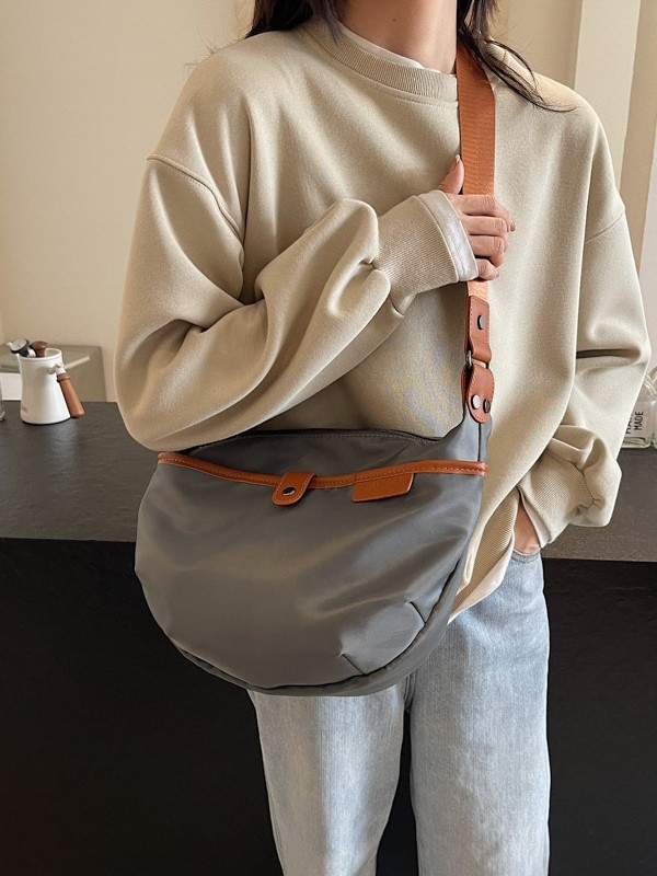 Vodootporna najlon crossbody torba s jednim remenom, svakodnevni gradski stil, veliki kapacitet, kontrastne boje.