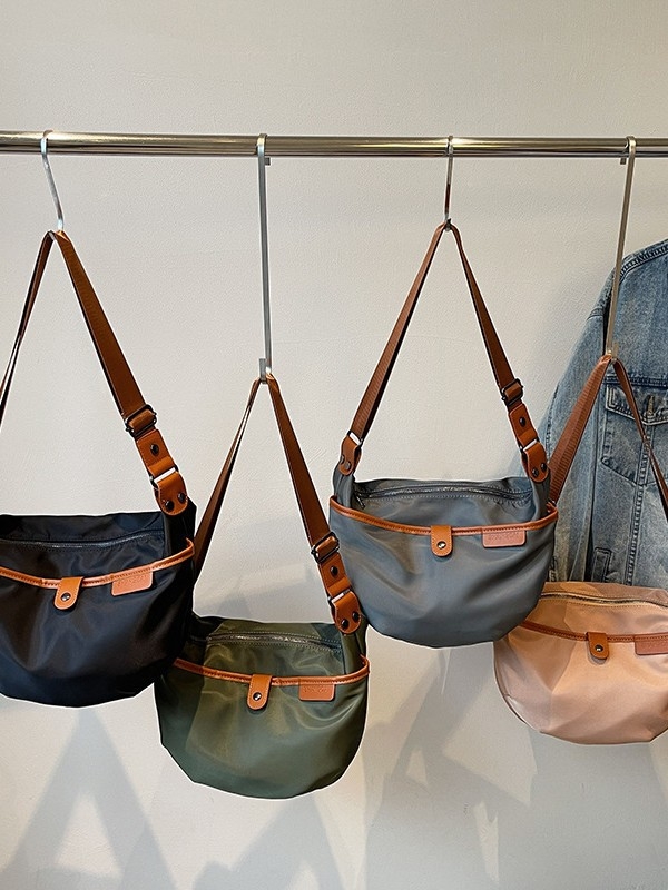 Vodootporna najlon crossbody torba s jednim remenom, svakodnevni gradski stil, veliki kapacitet, kontrastne boje.