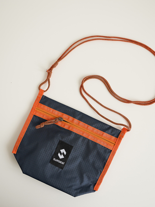 Nylon crossbody torba za muškarce i žene, lagana, s kontrastnim panelima, japanski dizajner