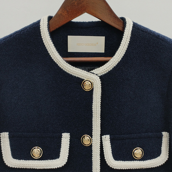 Ženski tweed kaput tamnoplave boje s čipkastim detaljima – retro blok boja, Chanel inspirirani stil, jesen-zima 2025